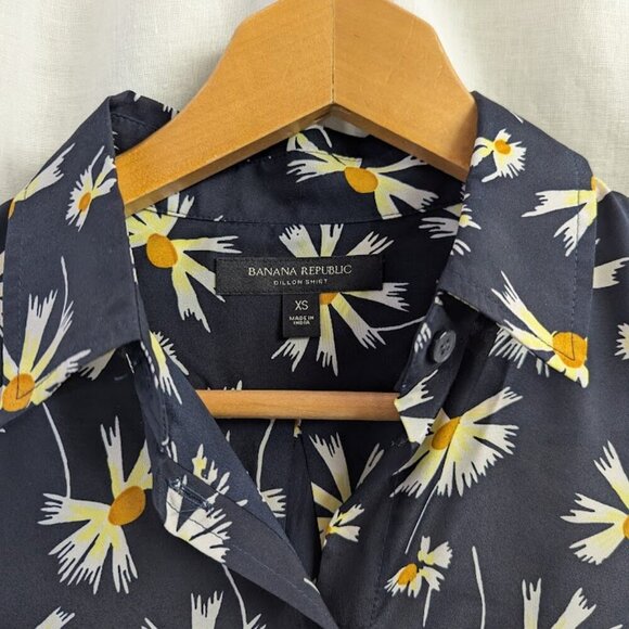 Daisy button up blouse, Navy blue Banana Republic, women's size extra small C3 - Picture 9 of 11